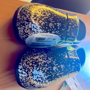 Sparkled oofoes clogs size 6wide. Champagne pop with tags.